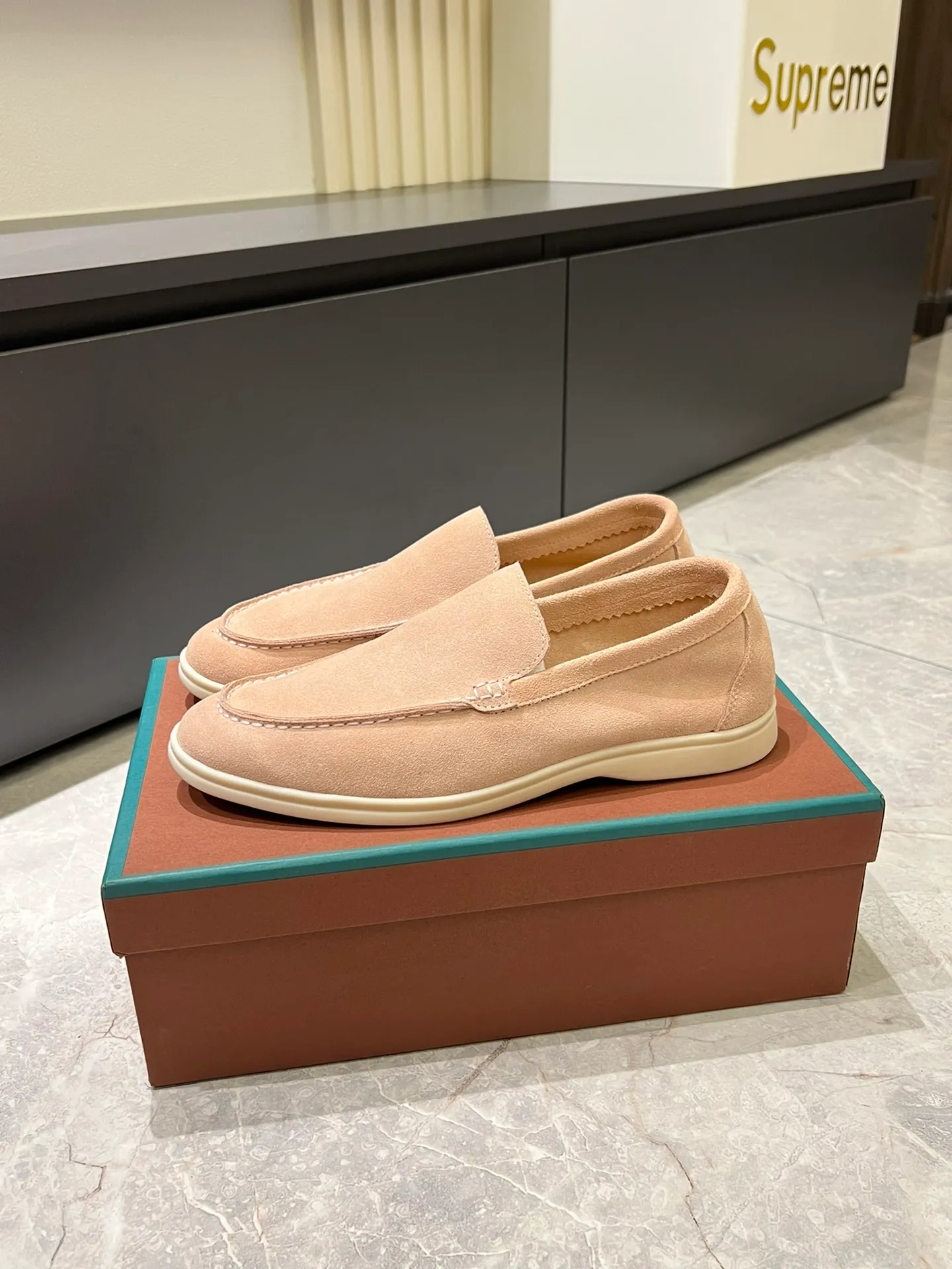Men's shoes 💰p360 "Loro men's shoes 💰pian'*" Classic L men's shoes for couples 💰p Top version British flat loafers, a must-have item in old money style, the minimalist design is eye-catching and durable, a plus point for dressing The soft foot feel and texture are outstanding. They don’t scratch your feet and are very nice. They are matched with soft and waxy soles. They can be worn daily for a long time without getting tired. They are easy to wear, versatile and classic items, with perfect foot feel and texture! Imported cashmere fabric, the lining is made of imported A-grade water-dyed cow lining, the top version of the genuine leather midsole is sewn with pure handmade mark thread! Size: Female 35-40 (34. Customized) Male 38-44 (45.46. Customized)
